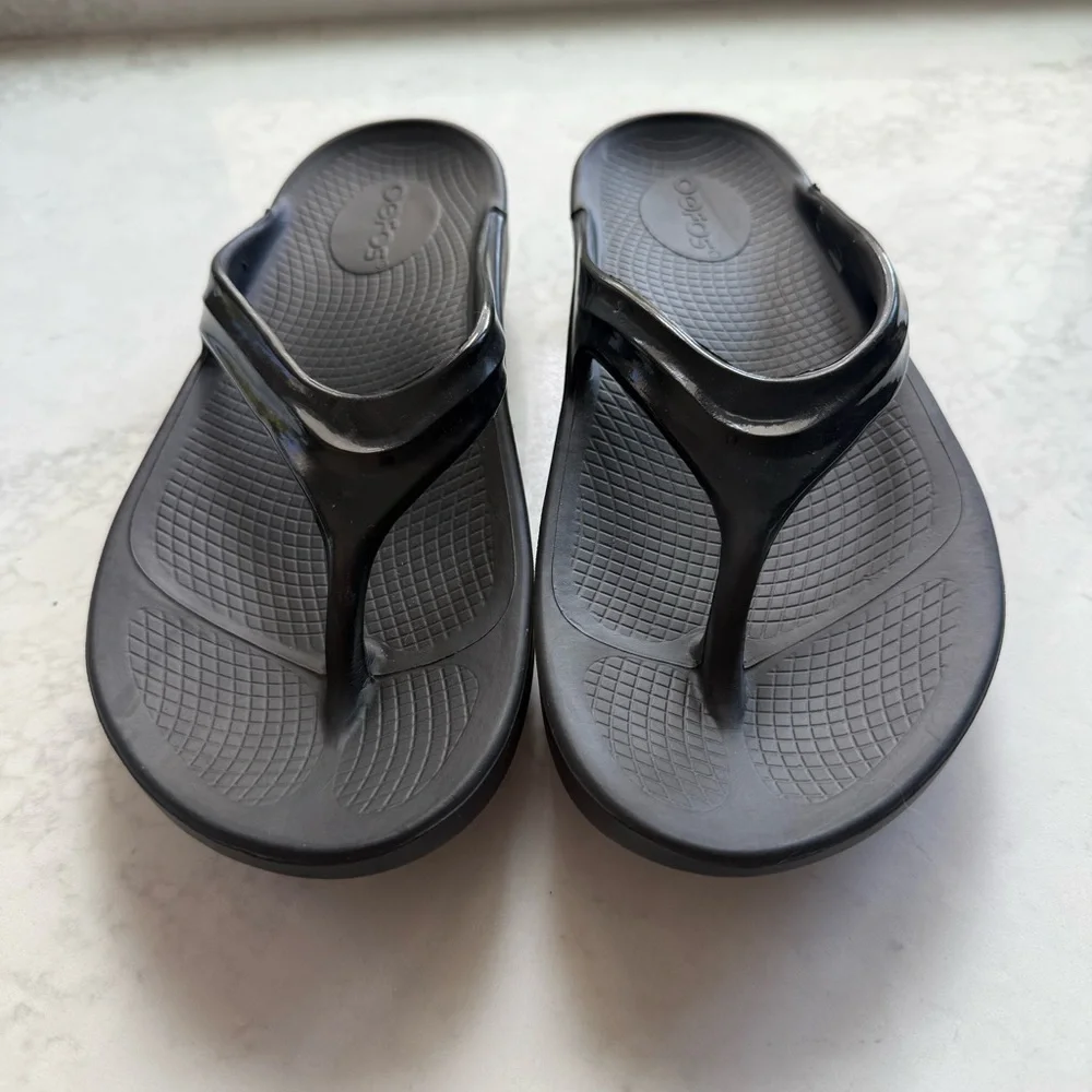 OOFOS Women's OOLALA Sandals Black Size 8 EUC - Picture 3 of 9